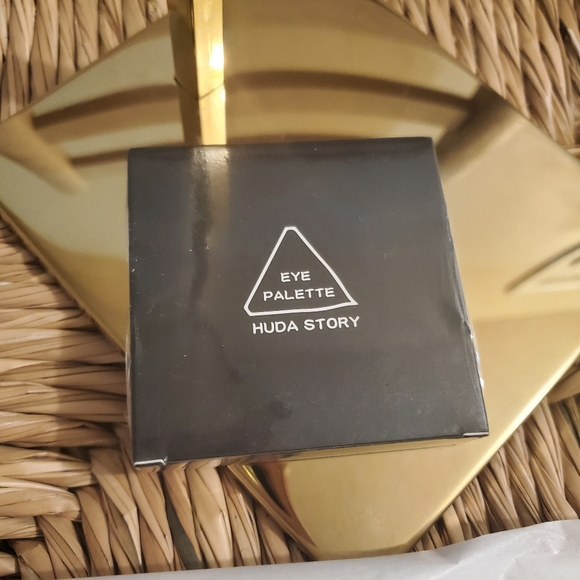 HUDA BEAUTY Other - HUDA STORY Nine Color Smiked Eyeshadow Palette